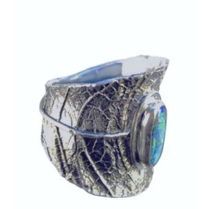 Anneau elfique, une opale posée sur une feuille 2