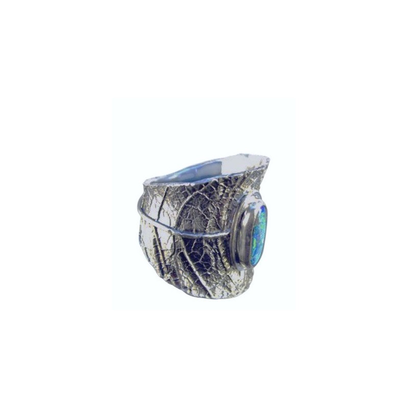 Anneau elfique, une opale posée sur une feuille