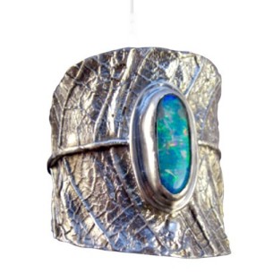 Anneau elfique, une opale posée sur une feuille