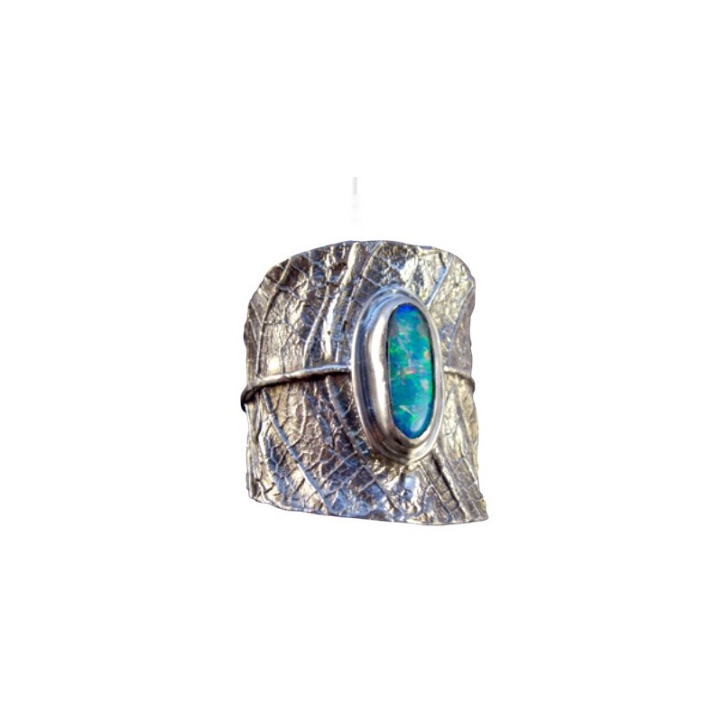 Anneau elfique, une opale posée sur une feuille