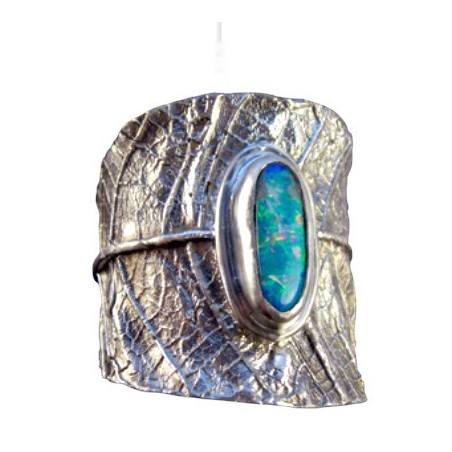 Anneau elfique, une opale posée sur une feuille